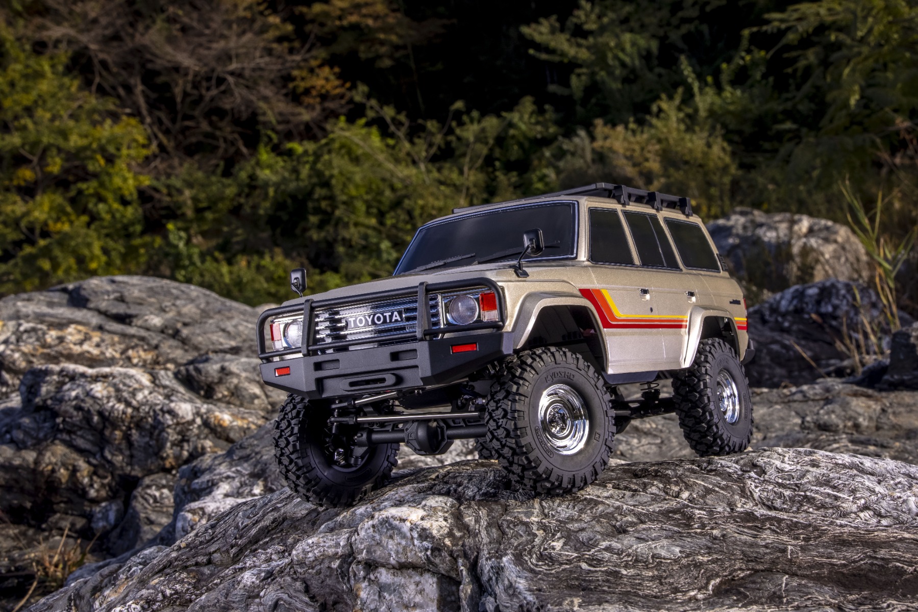 Kyosho official early Land Cruiser60 whole-car view; Type1 round-headlight subject.